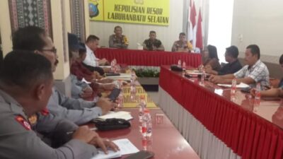 POLRES LABUSEL MEDIASI SENGKETA LAHAN PERKEBUNAN SAWIT ANTARA KELOMPOK TANI CINDUR PERMAI DAN POLA PIR CINDUR