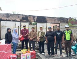 Dinas Sosial Labusel Salurkan Bantuan untuk Korban Kebakaran di Dusun Al-Amin, Asam Jawa