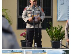 Tradisi Siraman Air Kembang Meriahkan Kenaikan Pangkat 15 Personel Polres Labusel