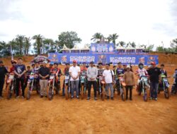 “Bupati Fery Sahputra Buka Super Grasstrack 2025: Ajang Hiburan Sekaligus Pembinaan Generasi Muda”